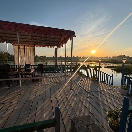 Houseboat Young Wild Rose Srīnagar Buitenkant foto