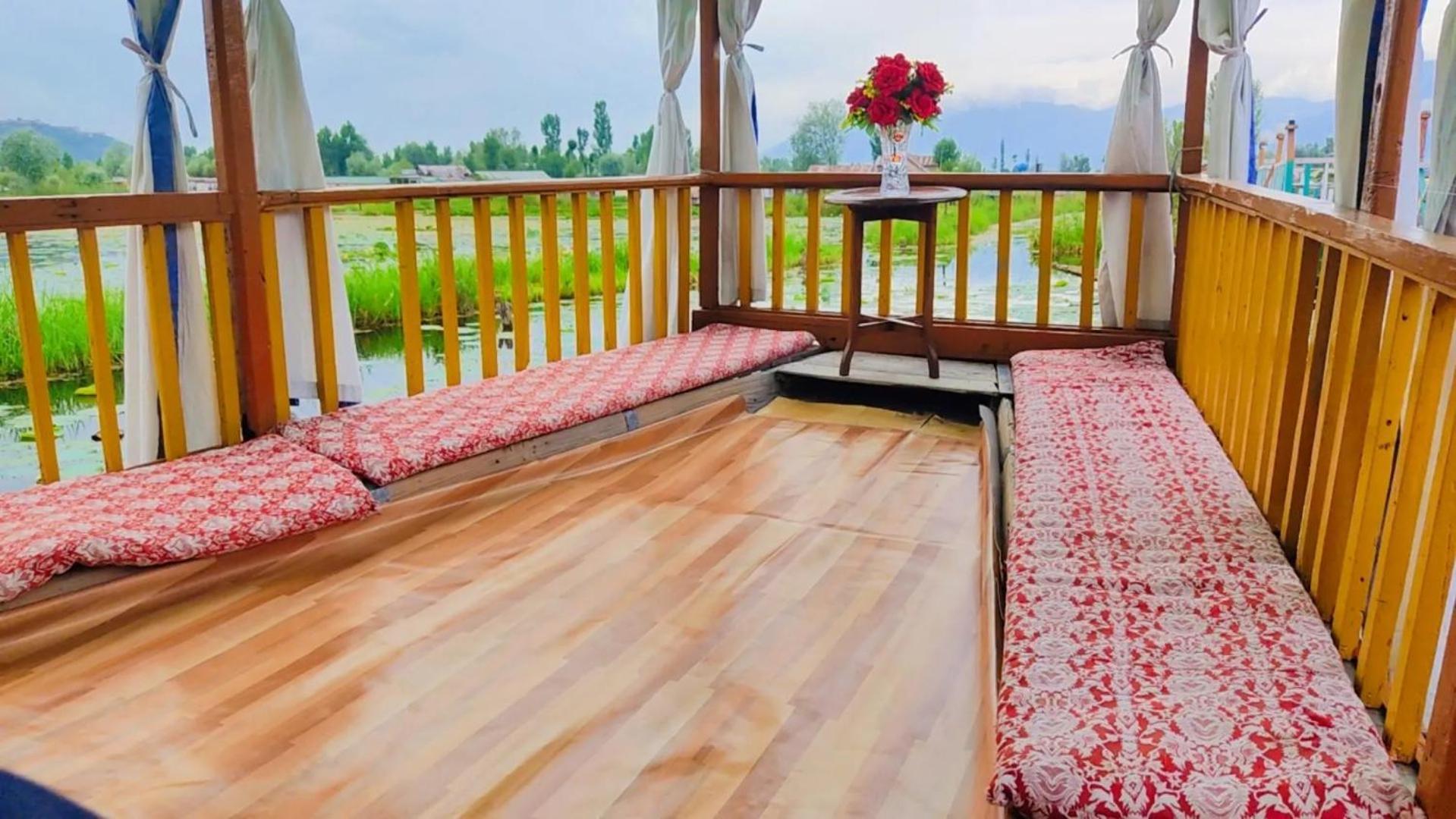 Houseboat Young Wild Rose Srīnagar Buitenkant foto