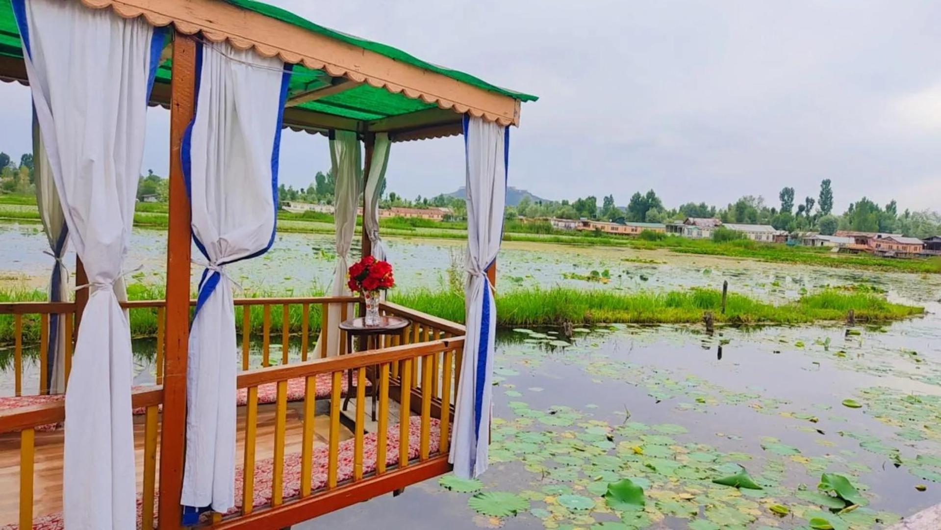 Houseboat Young Wild Rose Srīnagar Buitenkant foto