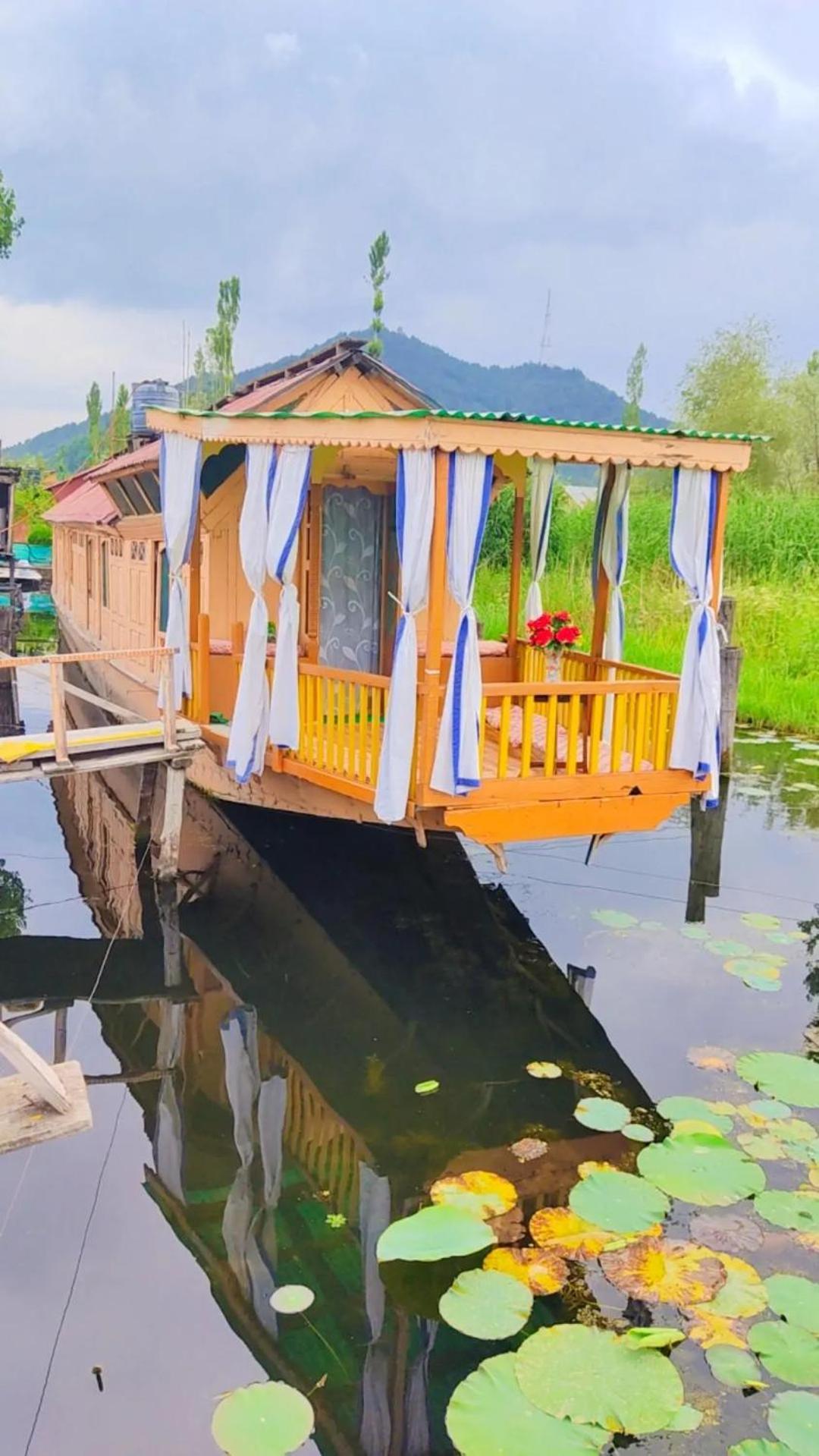 Houseboat Young Wild Rose Srīnagar Buitenkant foto