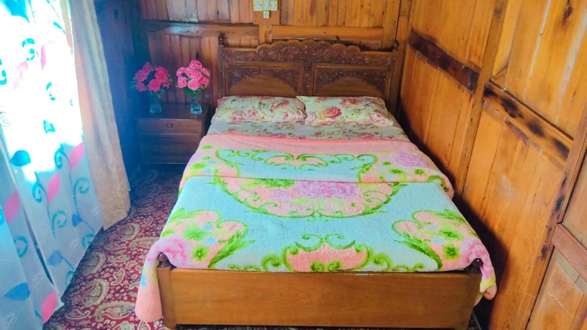 Houseboat Young Wild Rose Srīnagar Buitenkant foto
