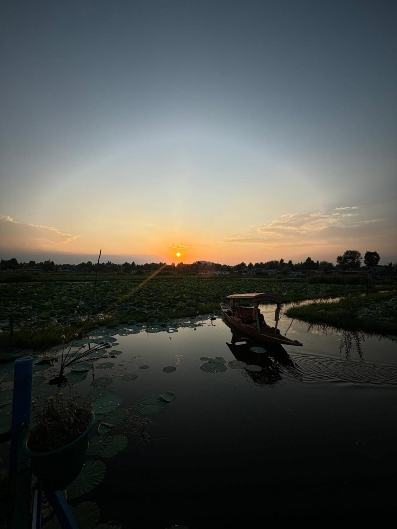 Houseboat Young Wild Rose Srīnagar Buitenkant foto