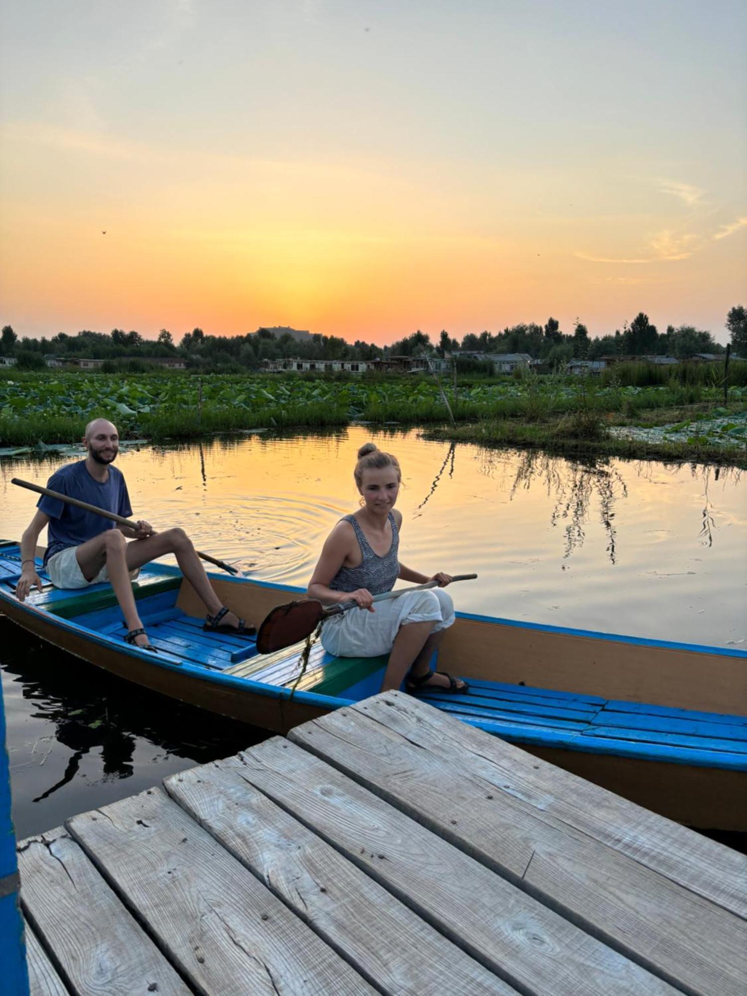 Houseboat Young Wild Rose Srīnagar Buitenkant foto